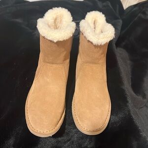 New with tags Ugg Plush tan flat tie back booties